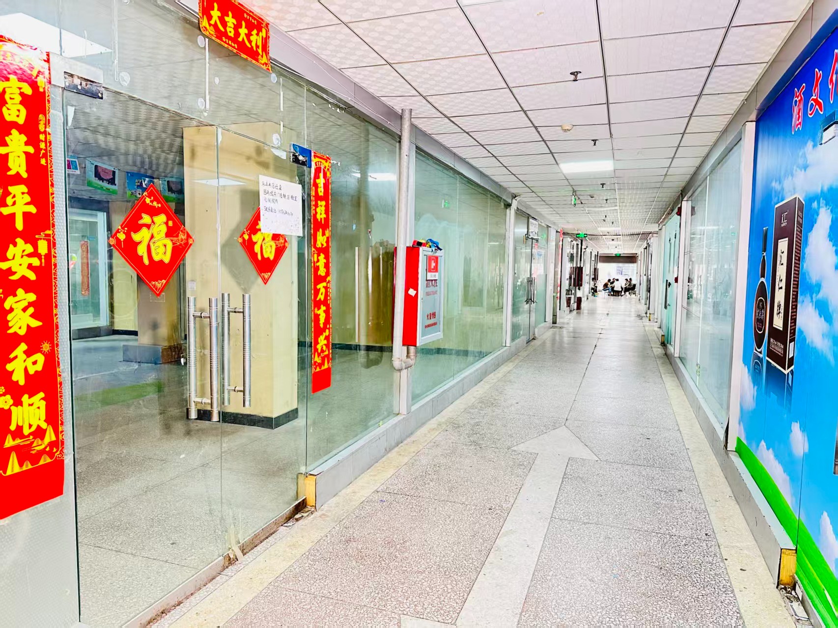 汉屯路园区位于洛阳市老城区春都路商贸核心区域，周边商业氛围成熟，交通便利，配套完善。依托传统副食品商贸资源，园区具备良好的经营基础和人气优势，是企业办公、商品展示、批发零售及创业发展的理想选择。