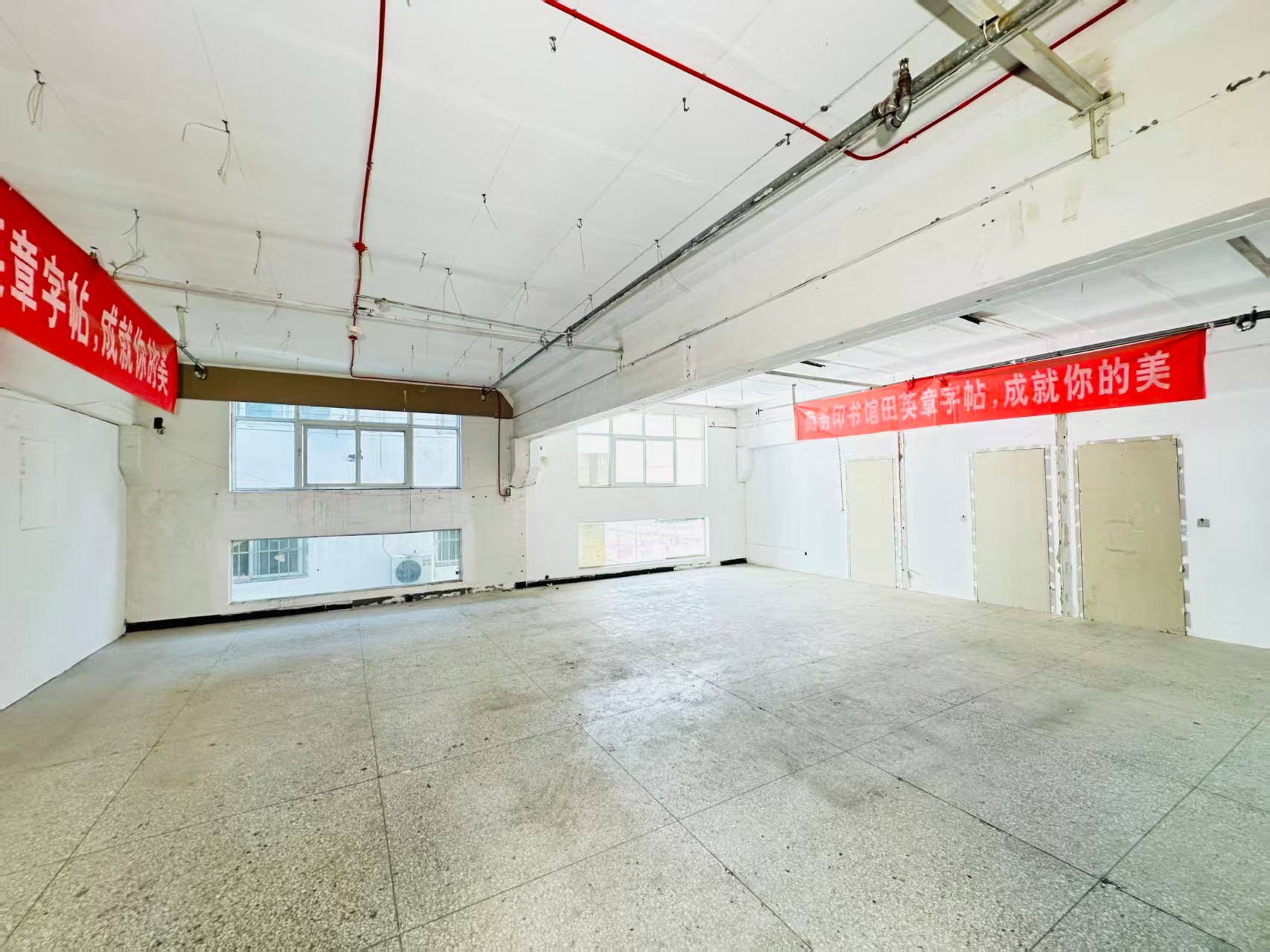 汉屯路重点吸引人工智能应用、数字经济、电商直播、智能制造服务、软件开发、科技创新企业及创业团队入驻